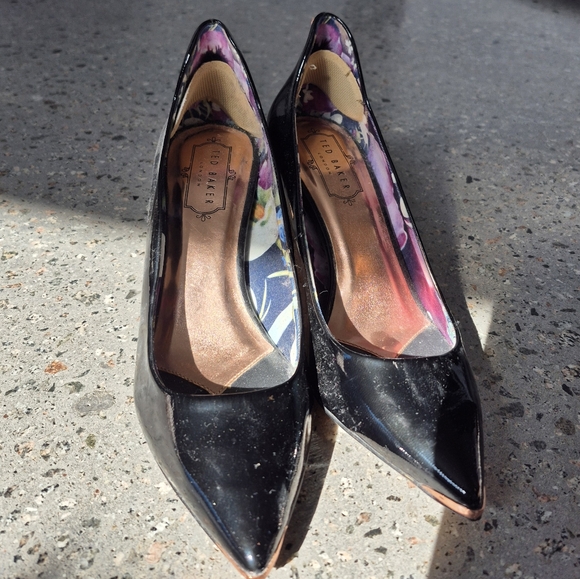 Elegant Black Ted Baker Black Patent Leather Vyixin Pump Size 38 - Picture 3 of 5
